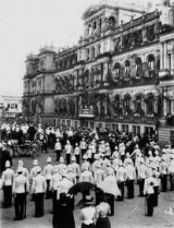 Lord Lamington reads the Proclamation of Commonwealth from a balcony of the Treasury building.